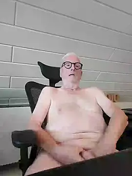 Snapshot of Greyhound70 chatting on September 28, 2025, 3:17 pm Greyhound70 online show from September 28, 2025, 3:17 pm