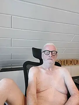 Snapshot of Greyhound70 chatting on November 12, 2025, 10:04 am Greyhound70 online show from November 12, 2025, 10:04 am