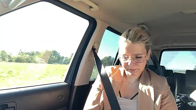 EmyLana online show from October 12, 2025, 8:24 am