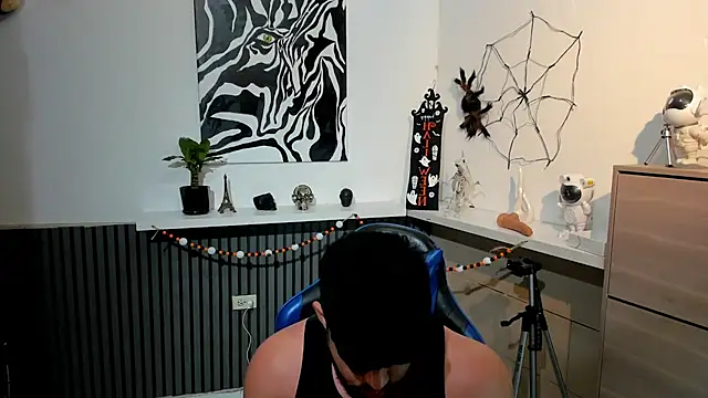 Snapshot of Daemon21 chatting on October 29, 2025, 7:04 pm Daemon21 online show from October 29, 2025, 7:04 pm