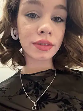 Snapshot of Street_young chatting on December 22, 2024, 1:55 pm Street young online show from December 22, 2024, 1:55 pm