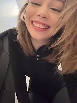 Snapshot of Street_young chatting on February 15, 2025, 12:43 pm Street young online show from February 15, 2025, 12:43 pm