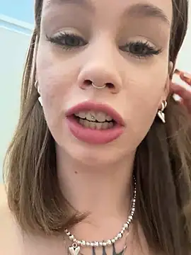 Snapshot of Street_young chatting on March 13, 2025, 12:46 pm Street young online show from March 13, 2025, 12:46 pm