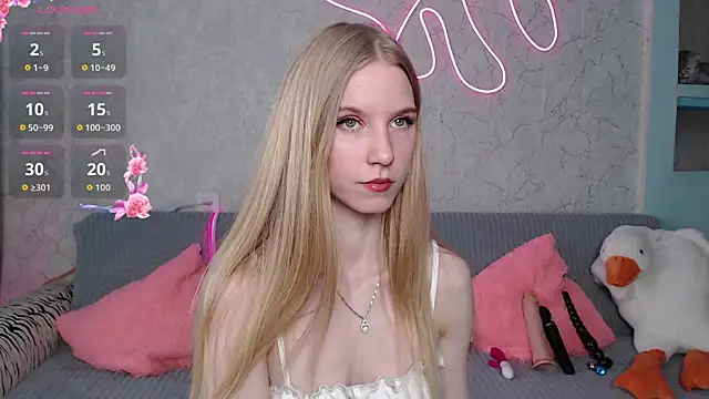 Cutieblondegirl online show from March 11, 2026, 10:10 am