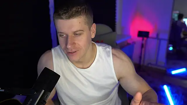 Snapshot of Bruno_Banani chatting on October 17, 2025, 8:11 pm Bruno Banani online show from October 17, 2025, 8:11 pm