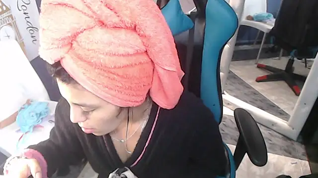 Snapshot of MartinaFonse chatting on December 24, 2024, 12:00 pm MartinaFonse online show from December 24, 2024, 12:00 pm