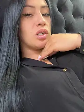 Snapshot of Sara_luna_ chatting on June 6, 2026, 5:17 pm Sara luna online show from June 6, 2026, 5:17 pm