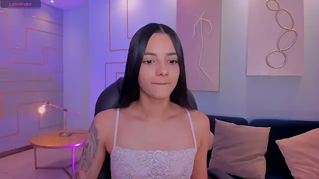 HannahJamesX online show from February 5, 2025, 6:48 pm