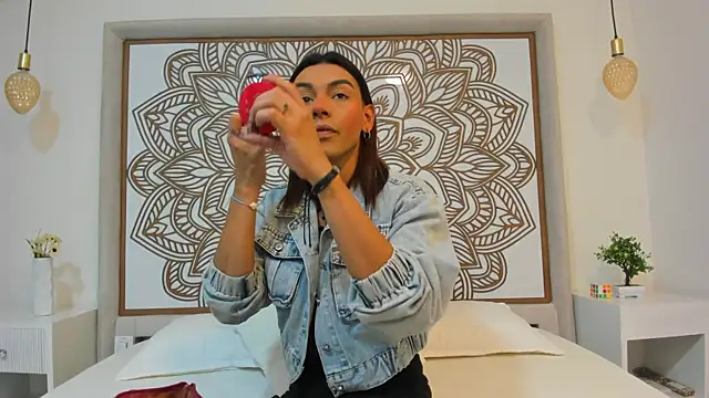 Snapshot of Maiskeen_Zamara chatting on December 10, 2024, 8:49 pm Maiskeen Zamara online show from December 10, 2024, 8:49 pm