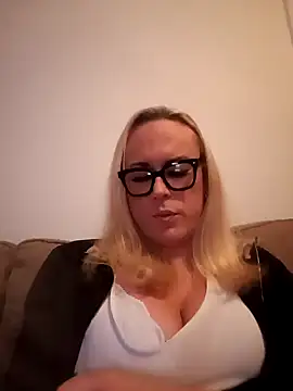 Connie Pepper online show from March 10, 2025, 2:06 am