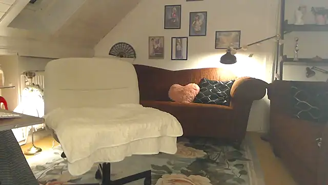 Snapshot of GinaBlonde chatting on November 15, 2025, 4:36 pm GinaBlonde online show from November 15, 2025, 4:36 pm