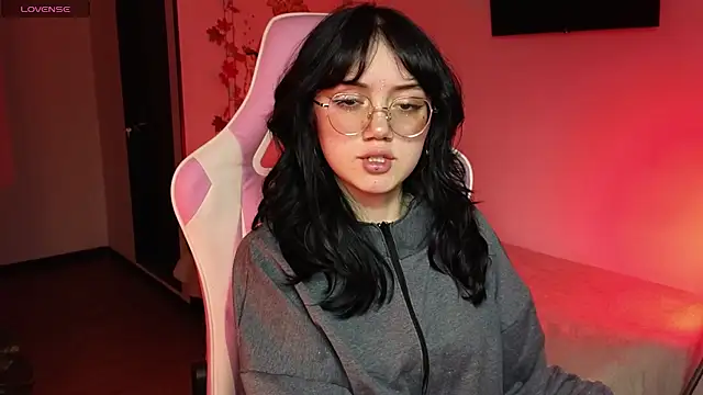 Snapshot of suzumi__ chatting on December 5, 2024, 5:48 am suzumi online show from December 5, 2024, 5:48 am