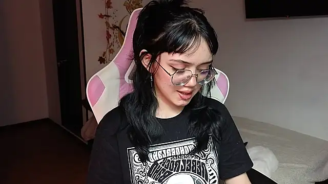 Snapshot of suzumi__ chatting on December 14, 2024, 4:42 pm suzumi online show from December 14, 2024, 4:42 pm