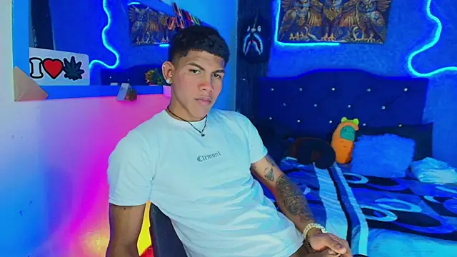 Snapshot of Damian_latinxxx chatting on January 28, 2025, 5:32 am Damian latinxxx online show from January 28, 2025, 5:32 am