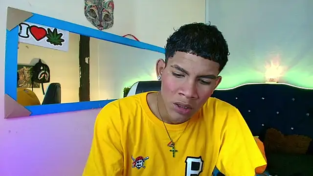 Snapshot of Damian_latinxxx chatting on February 2, 2025, 2:27 am Damian latinxxx online show from February 2, 2025, 2:27 am