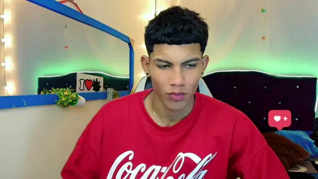 Snapshot of Damian_latinxxx chatting on February 9, 2025, 8:33 am Damian latinxxx online show from February 9, 2025, 8:33 am