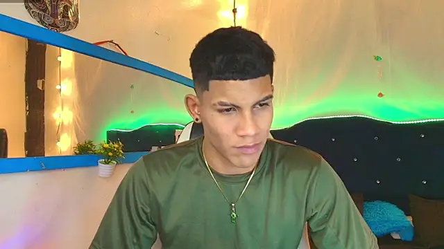Snapshot of Damian_latinxxx chatting on February 13, 2025, 6:30 am Damian latinxxx online show from February 13, 2025, 6:30 am