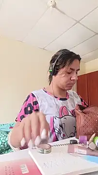 Kamilasalazar online show from November 17, 2025, 2:34 pm