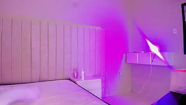 Littleolivia  online show from December 3, 2025, 12:36 pm