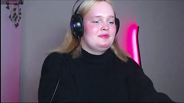 rozzhaos8 online show from October 25, 2025, 7:08 pm