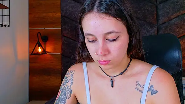 Snapshot of AmbarHills_1 chatting on October 16, 2025, 11:33 am AmbarHills 1 online show from October 16, 2025, 11:33 am