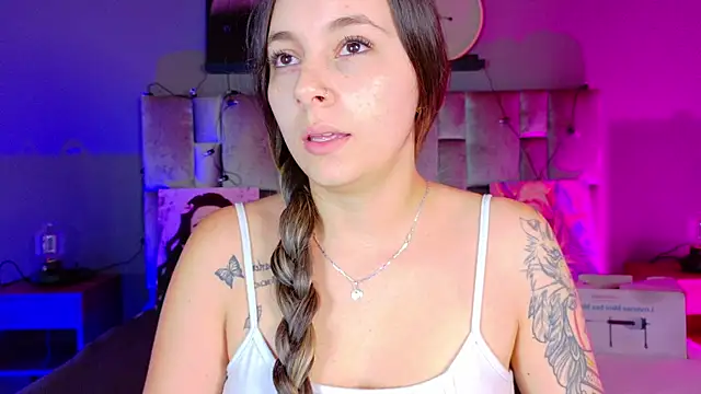 Snapshot of AmbarHills_1 chatting on October 29, 2025, 11:34 am AmbarHills 1 online show from October 29, 2025, 11:34 am