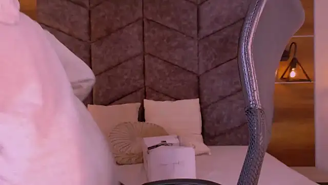 Snapshot of AmbarHills_1 chatting on November 6, 2025, 11:33 am AmbarHills 1 online show from November 6, 2025, 11:33 am