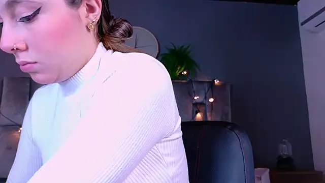 Snapshot of AmbarHills_1 chatting on November 11, 2025, 11:32 am AmbarHills 1 online show from November 11, 2025, 11:32 am