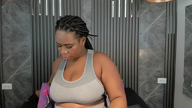 Snapshot of SaraiEvans chatting on February 13, 2026, 3:24 am SaraiEvans online show from February 13, 2026, 3:24 am