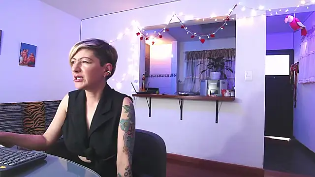 Maria fernandaxxx  online show from February 15, 2025, 3:39 pm