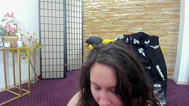 AishaRouhi online show from November 26, 2025, 1:01 pm