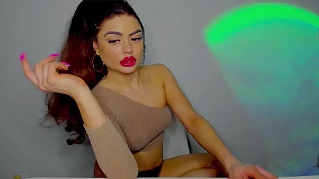 Snapshot of aishahottie chatting on December 12, 2024, 2:48 am aishahottie online show from December 12, 2024, 2:48 am