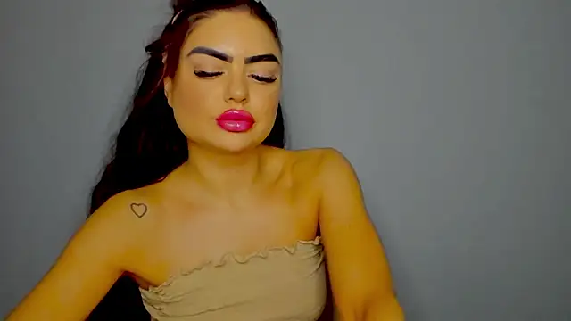 Snapshot of aishahottie chatting on December 18, 2024, 3:26 am aishahottie online show from December 18, 2024, 3:26 am