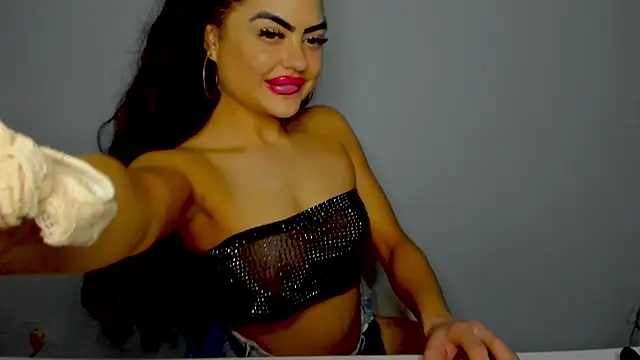 Snapshot of aishahottie chatting on December 18, 2024, 7:04 am aishahottie online show from December 18, 2024, 7:04 am