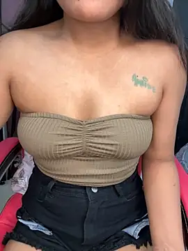 LeisyXO online show from November 3, 2025, 5:36 pm