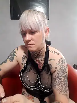 Snapshot of poussichienne chatting on September 15, 2025, 3:56 pm poussichienne online show from September 15, 2025, 3:56 pm