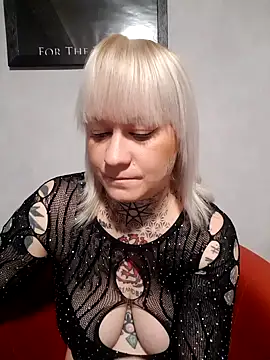 Snapshot of poussichienne chatting on November 23, 2025, 4:40 pm poussichienne online show from November 23, 2025, 4:40 pm