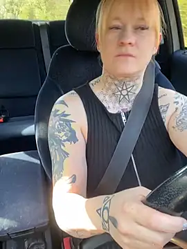 poussichienne online show from April 15, 2026, 3:19 pm