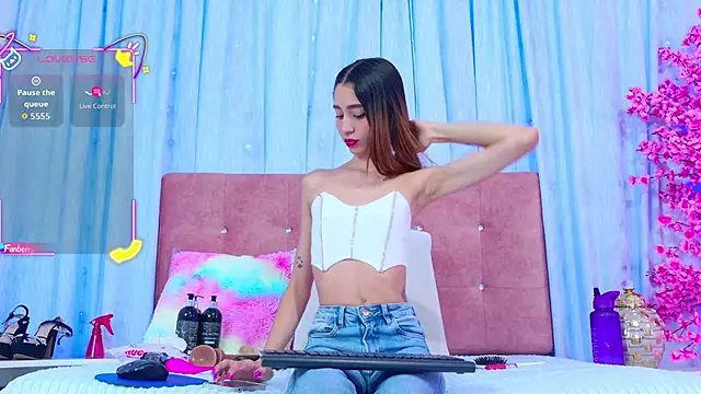 AuraRoss online show from January 5, 2026, 7:39 pm