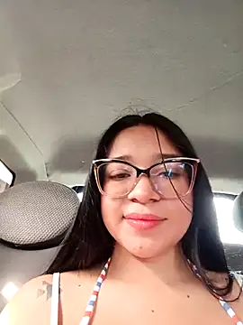 -VICKKY online show from October 3, 2025, 1:52 pm