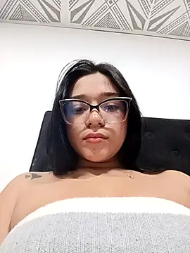 -VICKKY online show from October 8, 2025, 2:04 pm