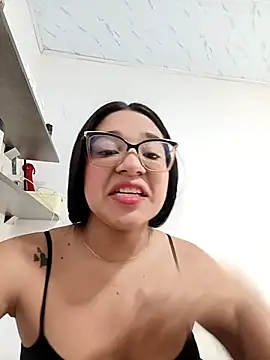 -VICKKY online show from November 18, 2025, 2:10 pm