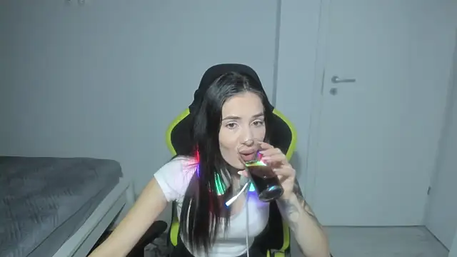 Emmapmg online show from December 15, 2025, 6:34 pm