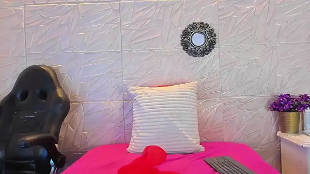 paula  cruzz online show from December 15, 2024, 8:58 pm