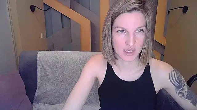 Snapshot of EmilyWalkeri chatting on December 8, 2024, 10:52 am EmilyWalkeri online show from December 8, 2024, 10:52 am