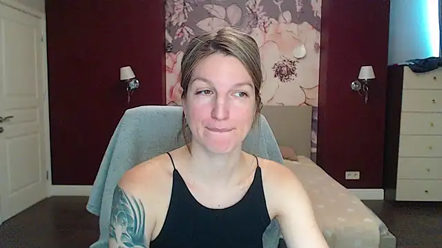 Snapshot of EmilyWalkeri chatting on January 22, 2025, 10:50 am EmilyWalkeri online show from January 22, 2025, 10:50 am