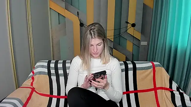 EmilyWalkeri online show from December 19, 2025, 7:48 am