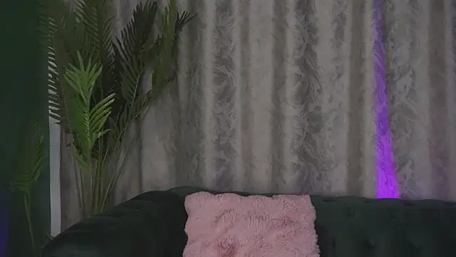 FoxieJullia online show from February 14, 2025, 11:10 am