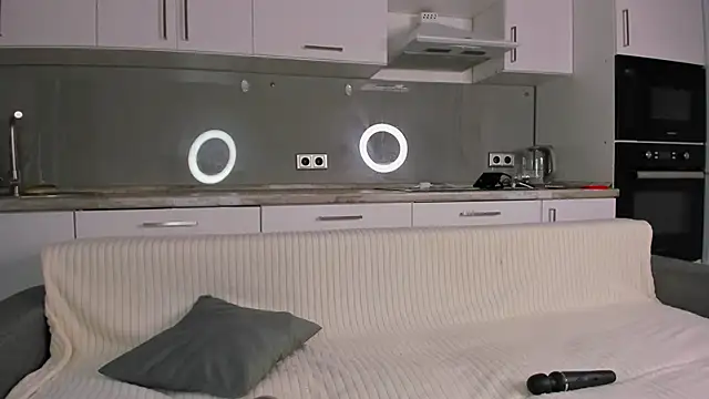 willow fox online show from September 20, 2025, 7:37 pm