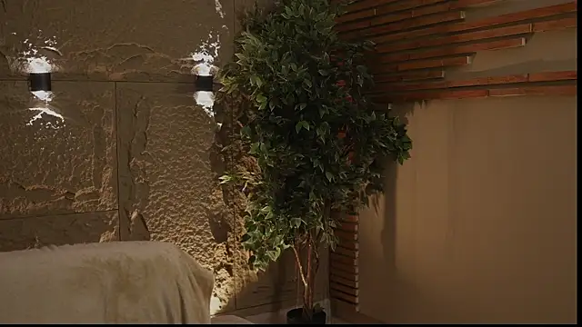 Logan Varela online show from September 28, 2025, 2:39 am